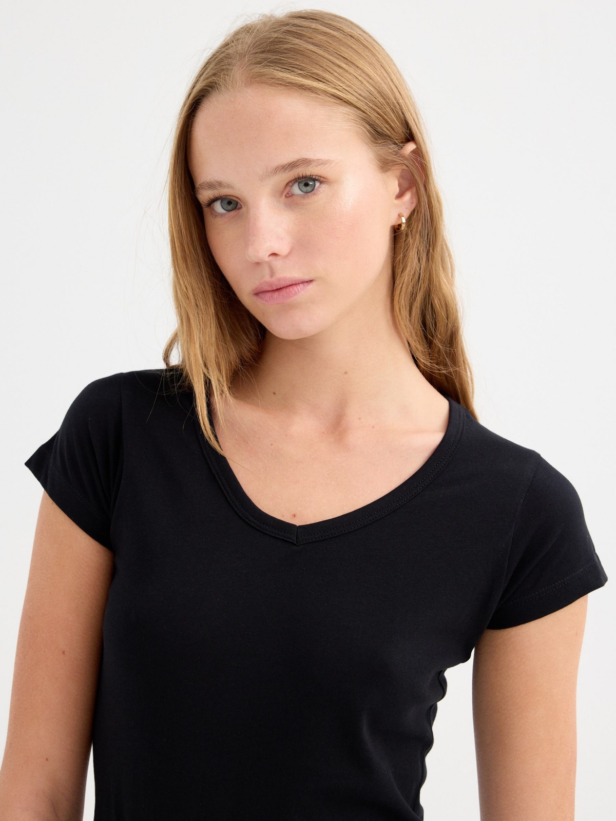 Camiseta básica negra cuello pico negro vista detalle