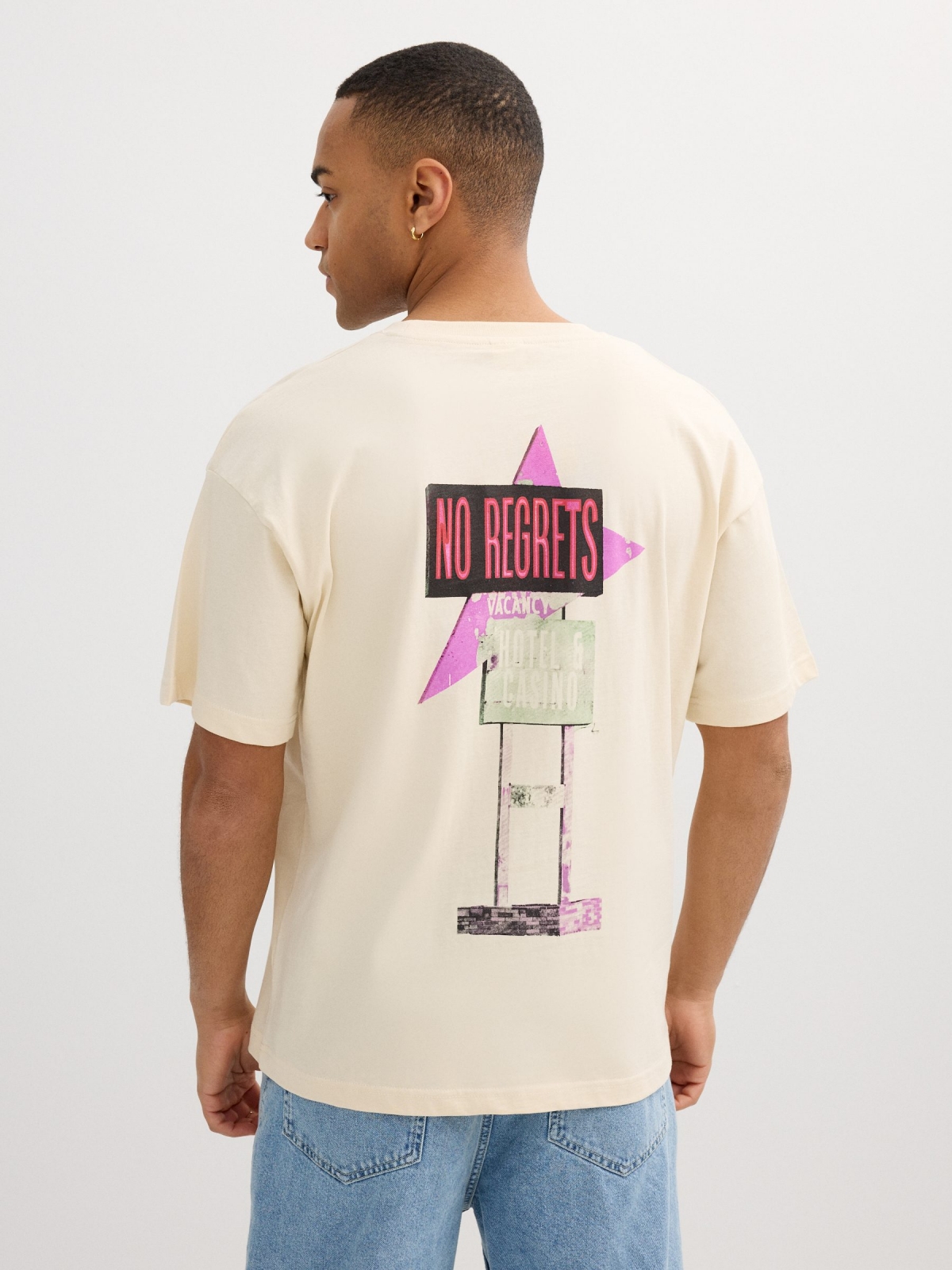 Camiseta texto minimal blanco roto vista media trasera