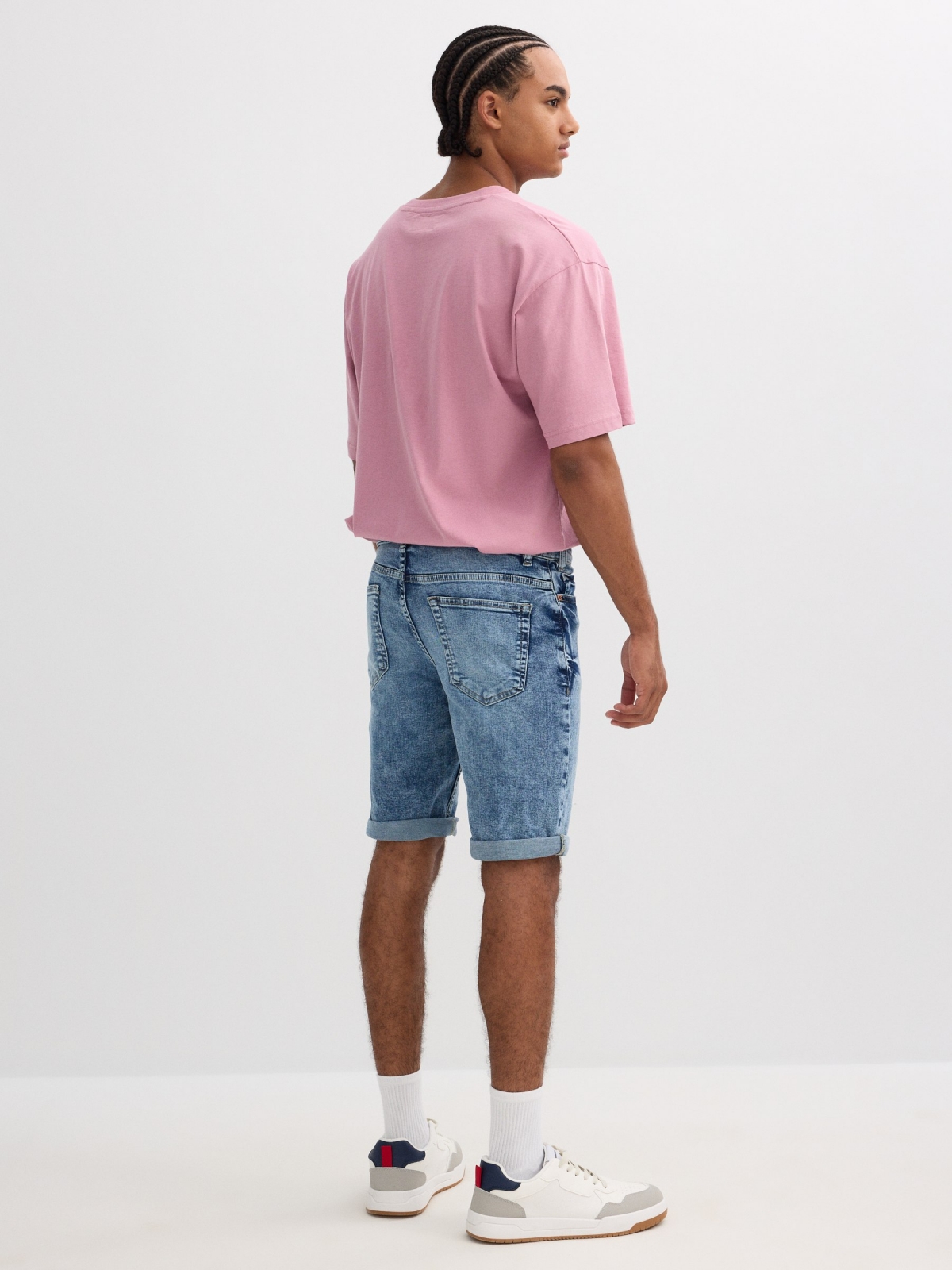 Bermudas jeans rasgados azul vista meia traseira