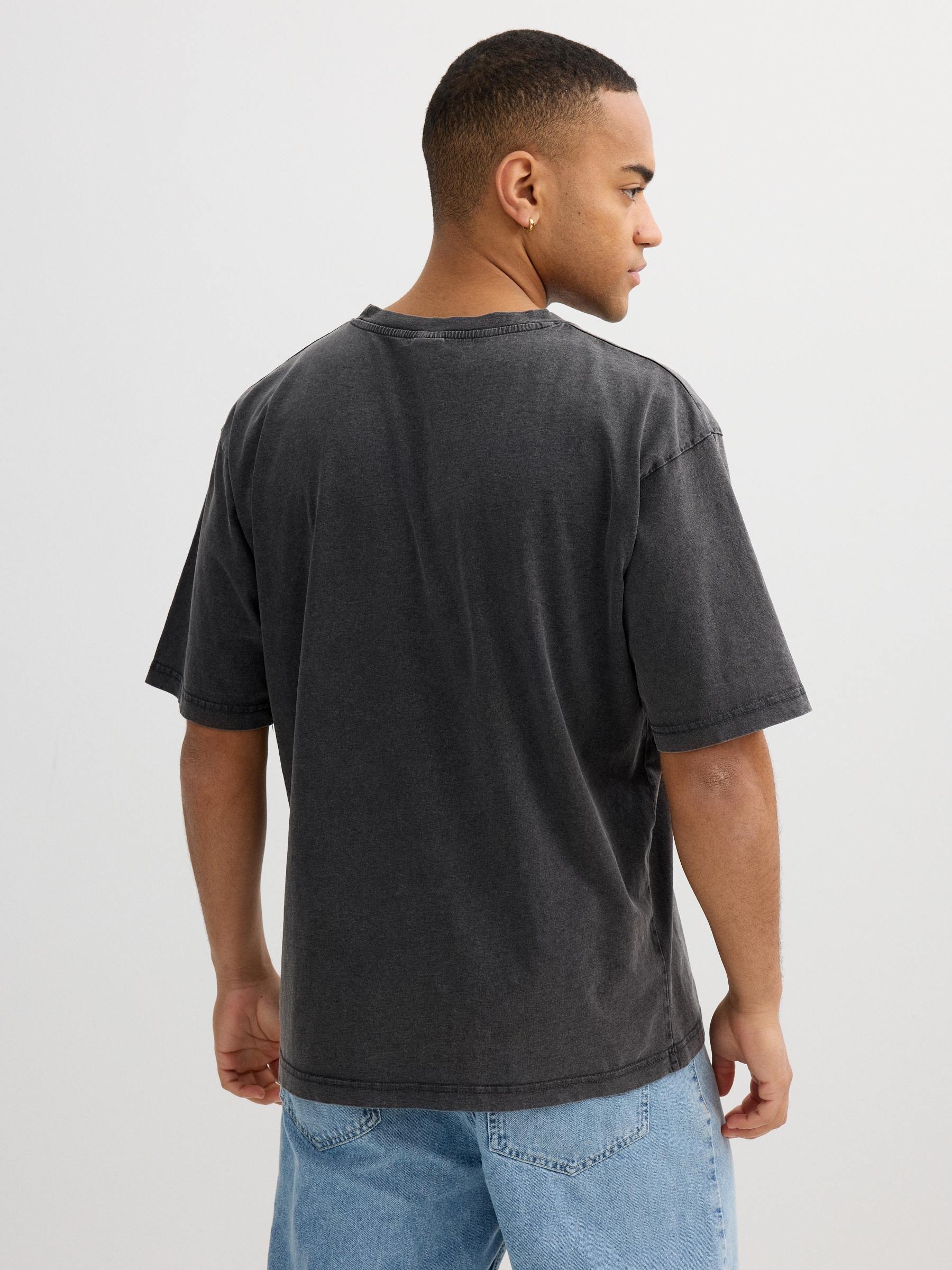 Camiseta básica oversize gris oscuro negro vista media frontal