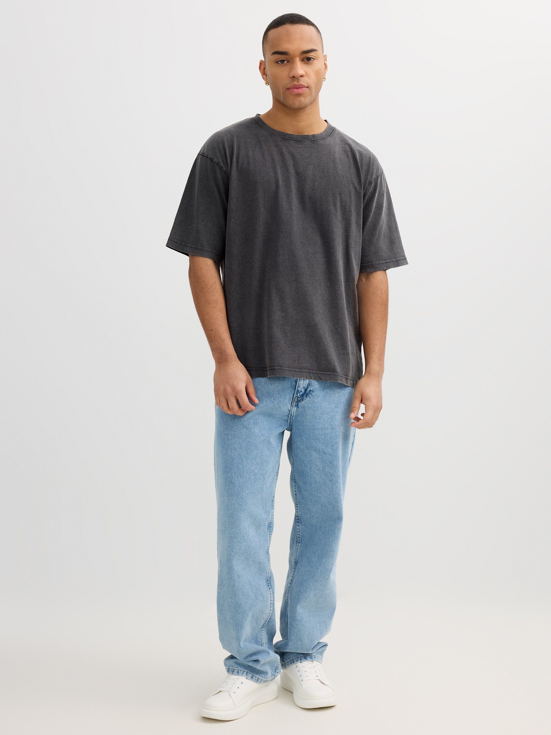 Dark gray oversized basic t-shirt black middle front view