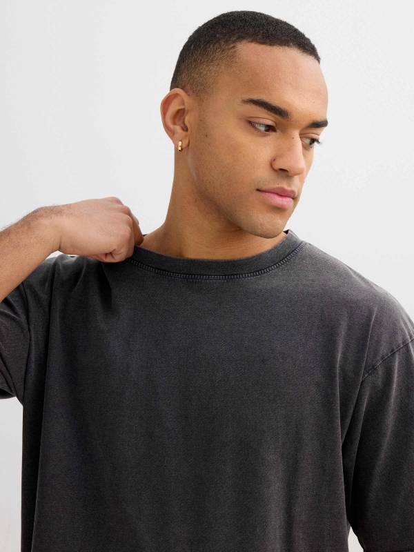 Dark gray oversized basic t-shirt black detail view