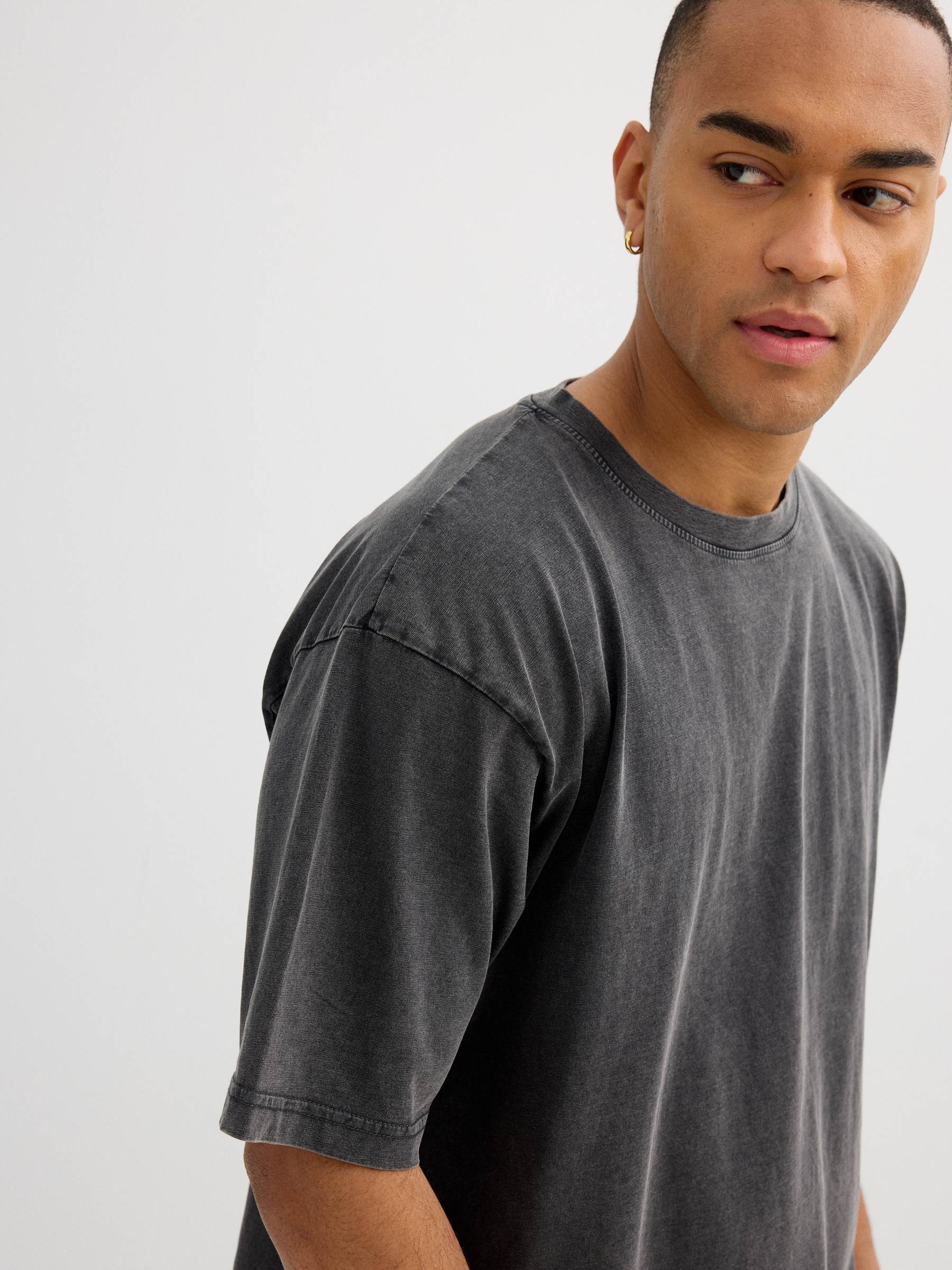 Dark gray oversized basic t-shirt black middle front view