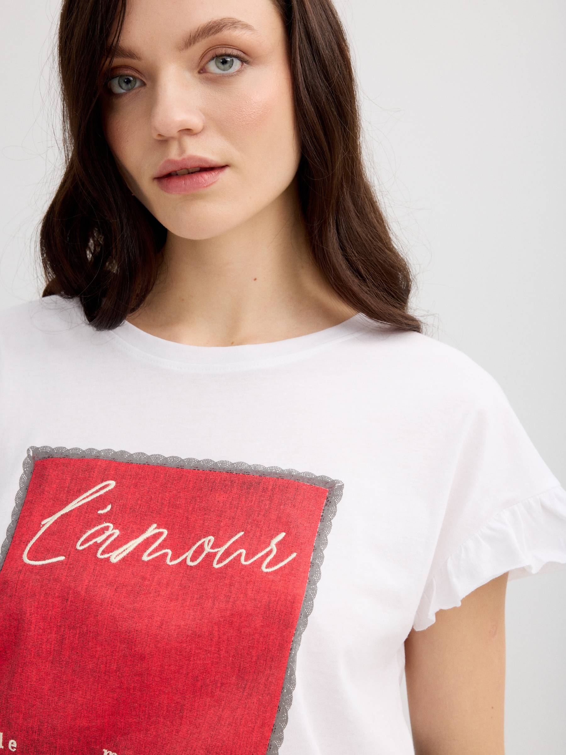 Camiseta babados l'amour branco vista meia frontal