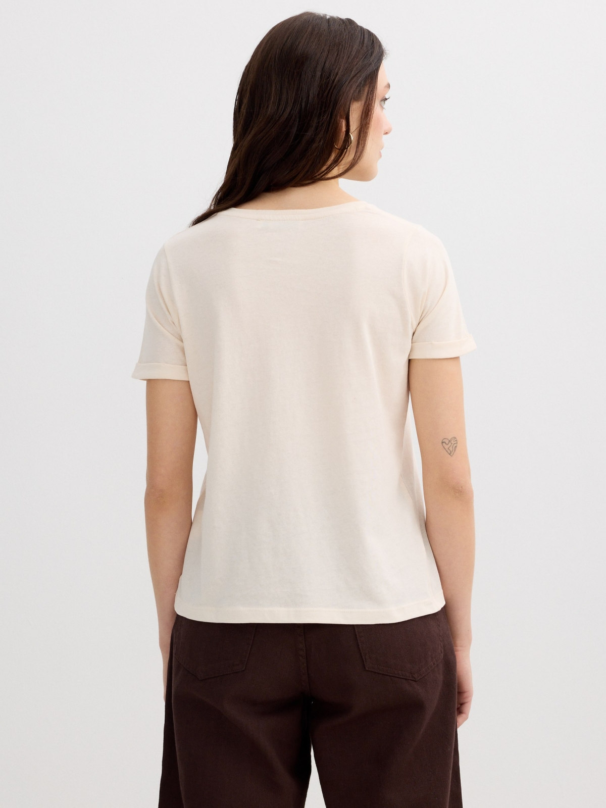 Camiseta gráfica de algodón blanco roto vista media trasera