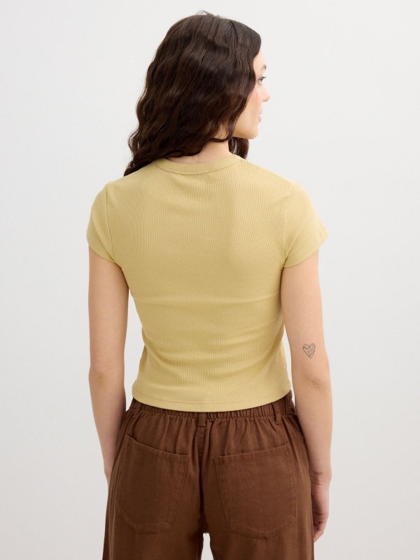 Camiseta básica canelada com texto areia vista meia traseira