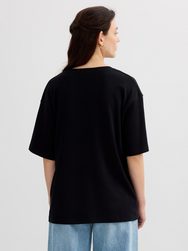 Camiseta azul céu oversize preto vista meia traseira