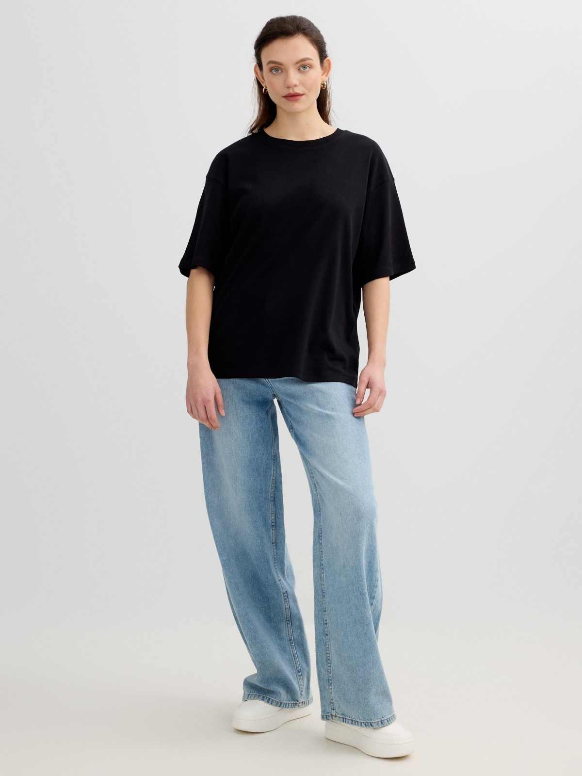 Camiseta azul cielo oversize negro vista general frontal