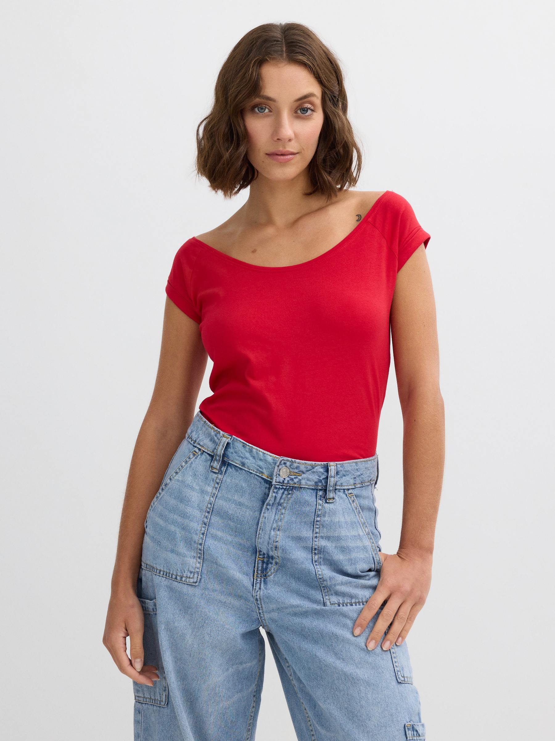 Camiseta básica slim negra carmín vista media frontal