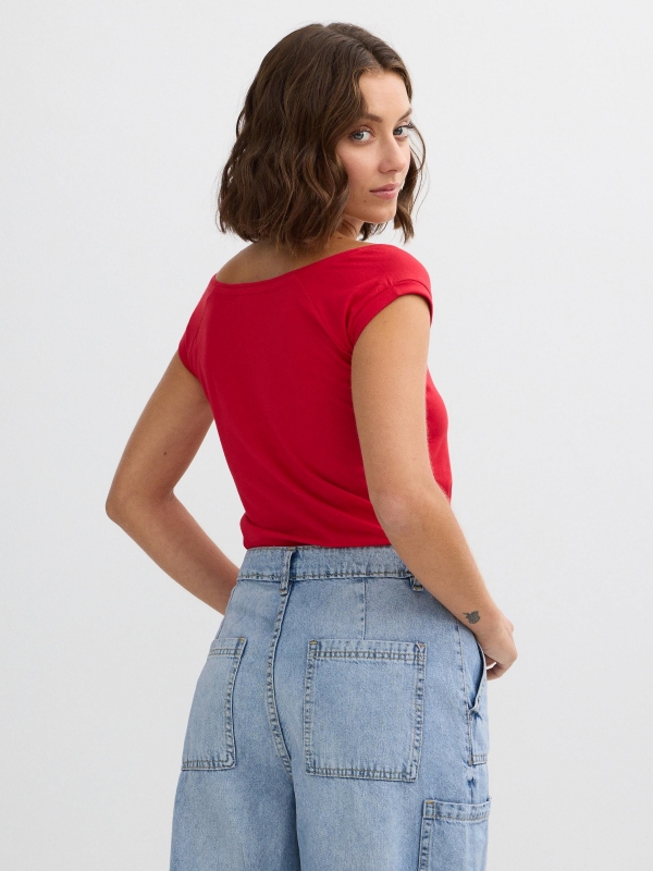 Black slim basic t-shirt carmine middle back view