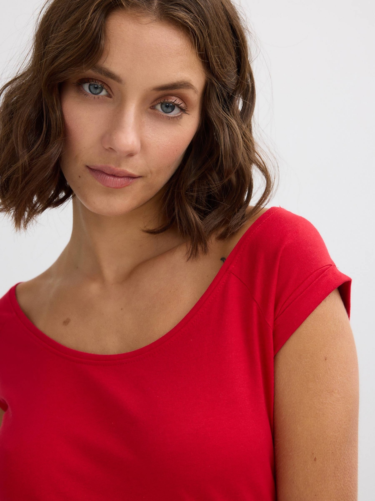 Black slim basic t-shirt carmine detail view