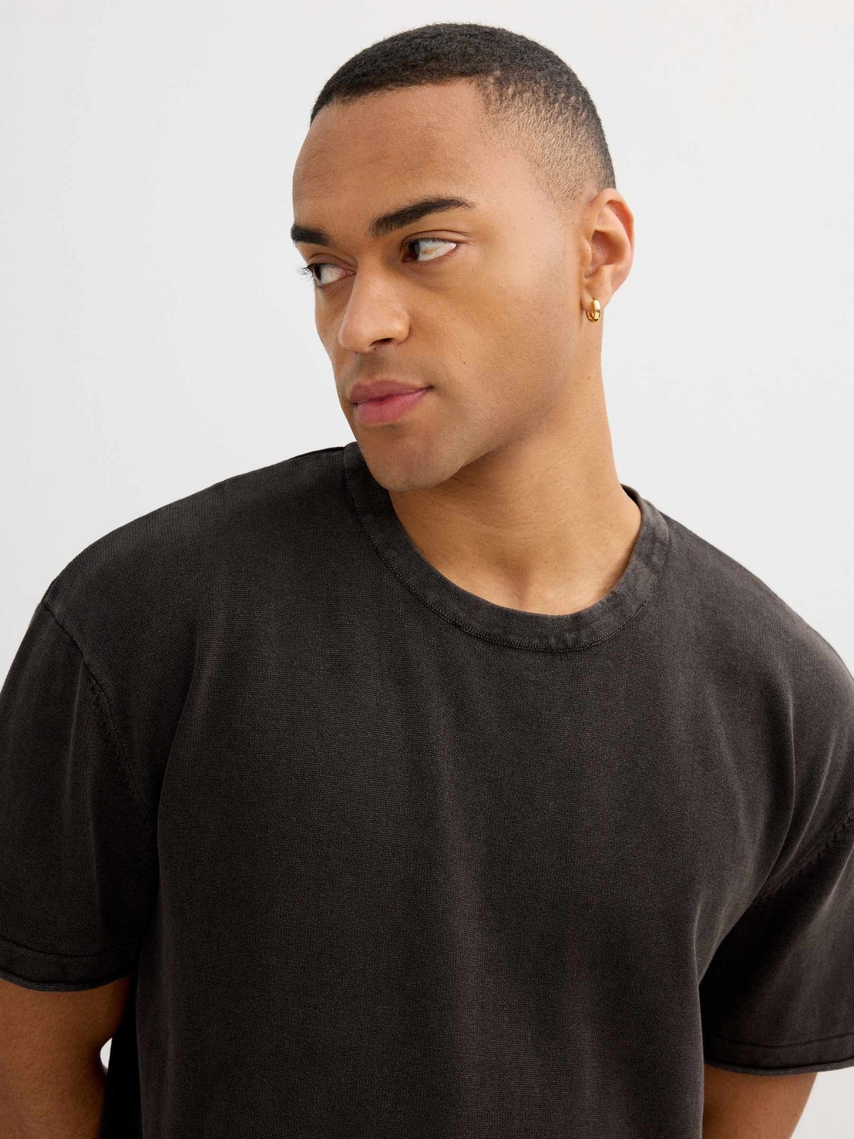 Camiseta básica de algodão preto preto vista detalhe