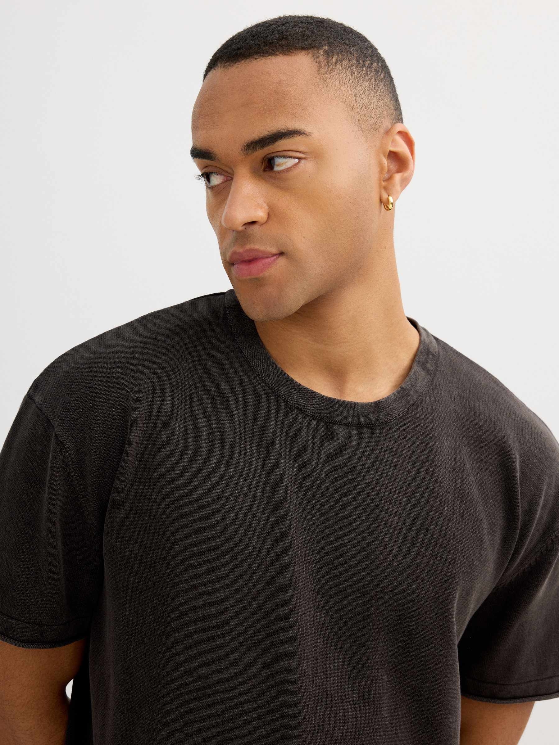 Basic black cotton t-shirt black middle front view