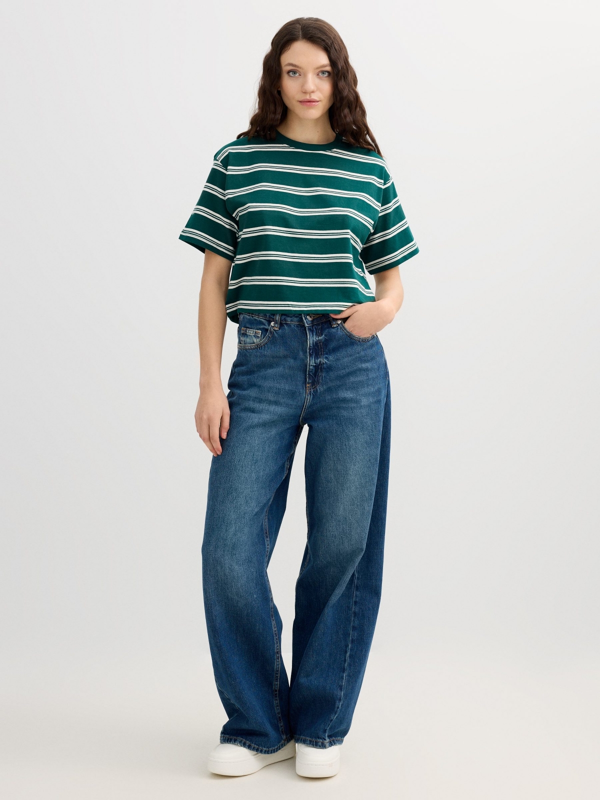 Camiseta cropped listras algodão verde escuro vista geral frontal