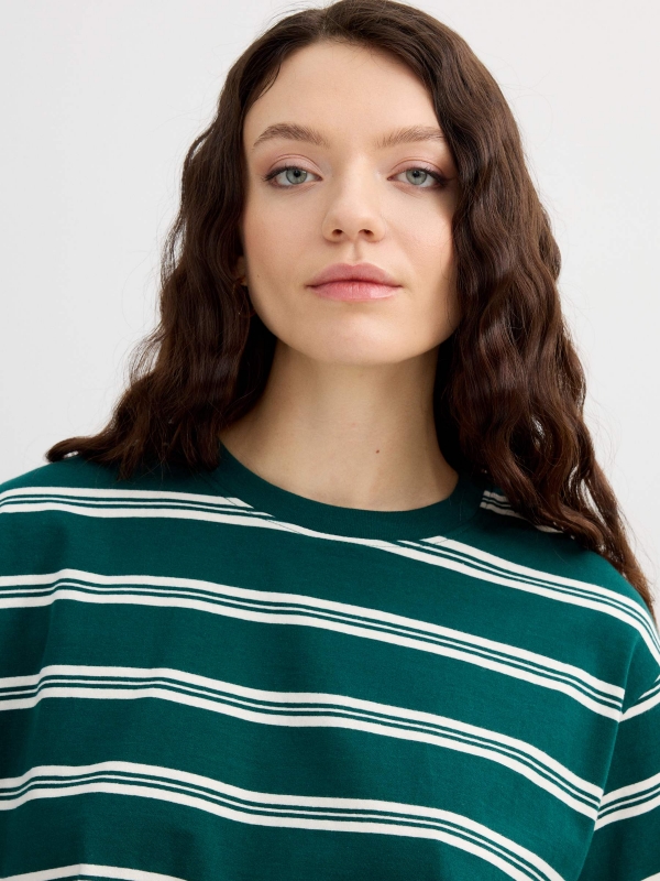 Camiseta crop rayas algodón verde oscuro vista detalle