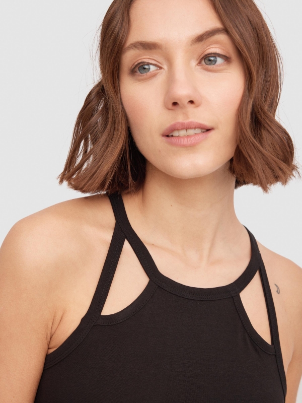Vestido mini halter ajustado negro vista detalle