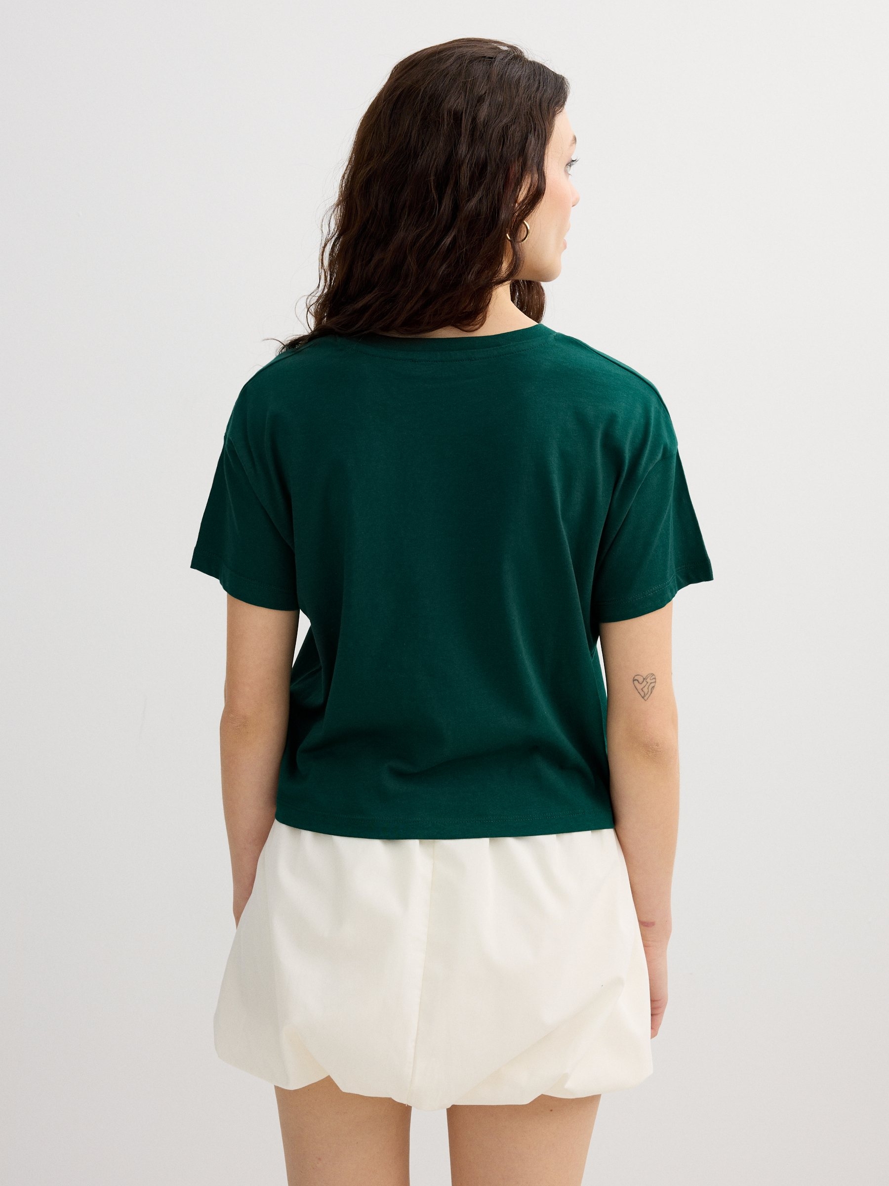 Camiseta Cocktail Club verde escuro vista meia frontal