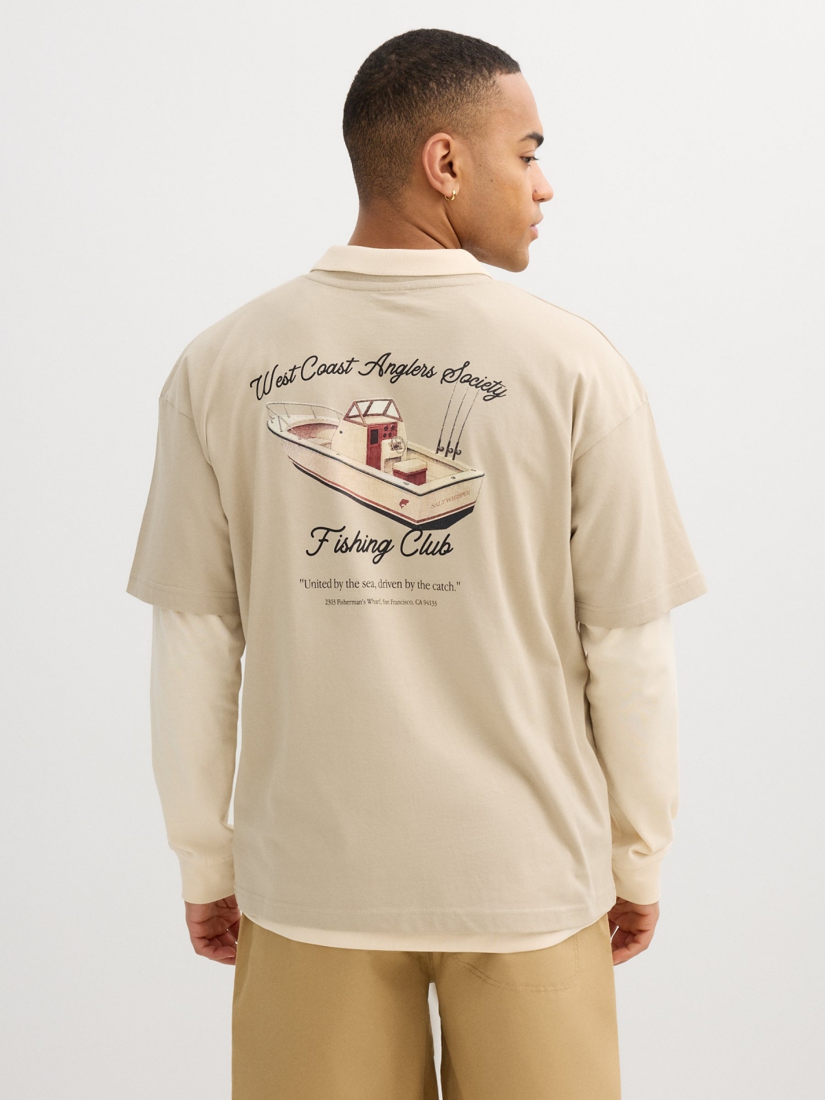 Camiseta bege mensagem crua vista meia traseira