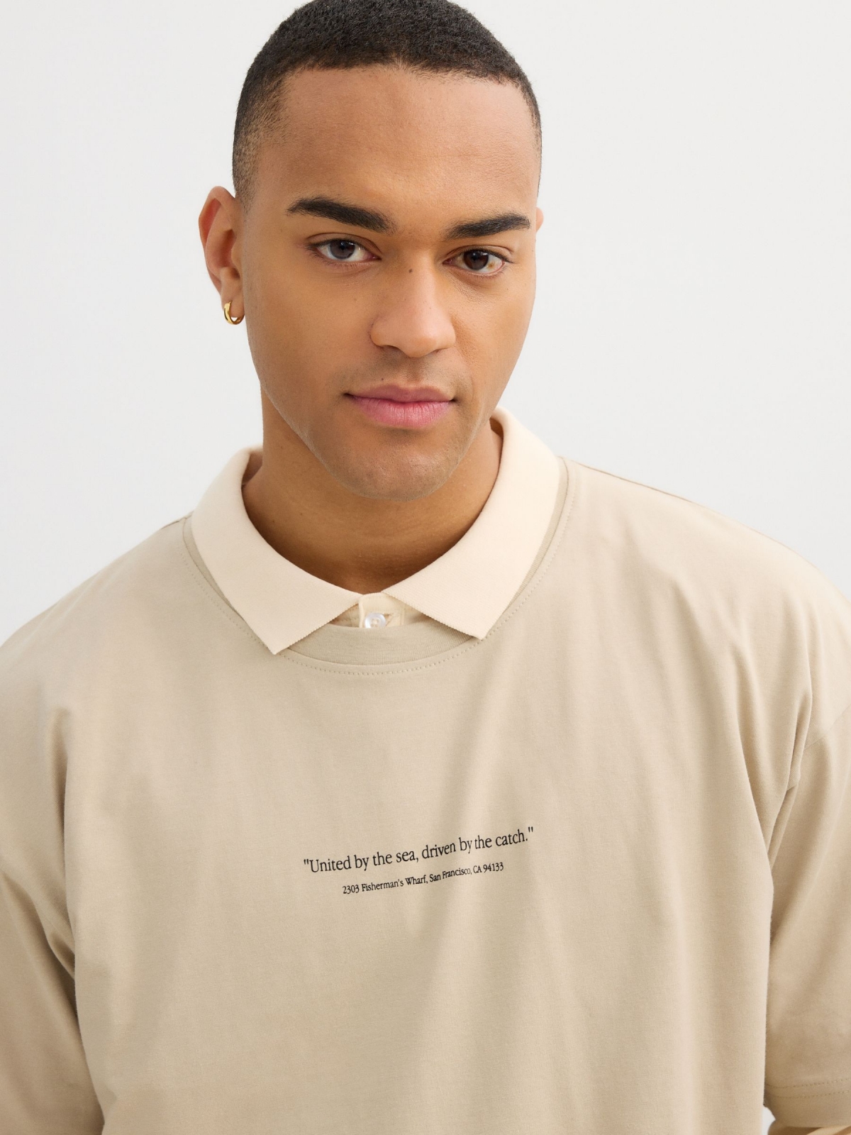 Camiseta beige mensaje crudo vista detalle