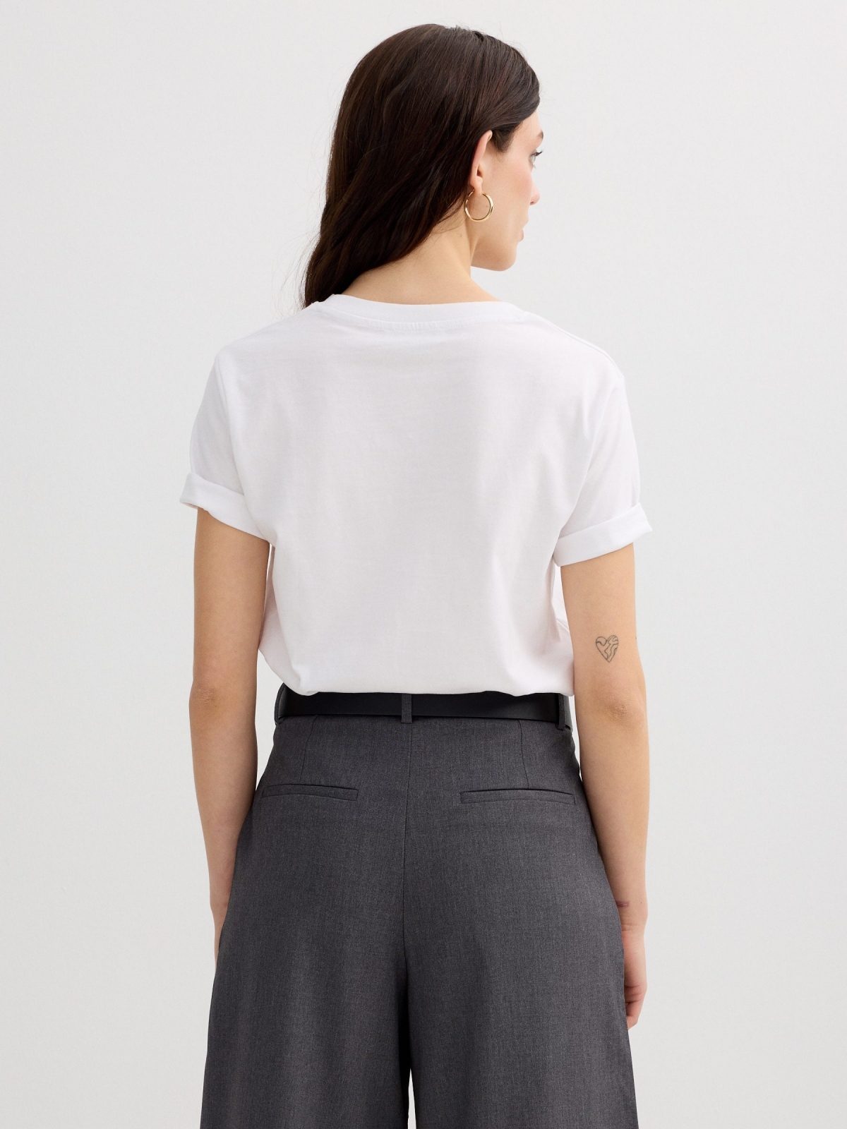 Camiseta estampa café e chá branco vista meia traseira