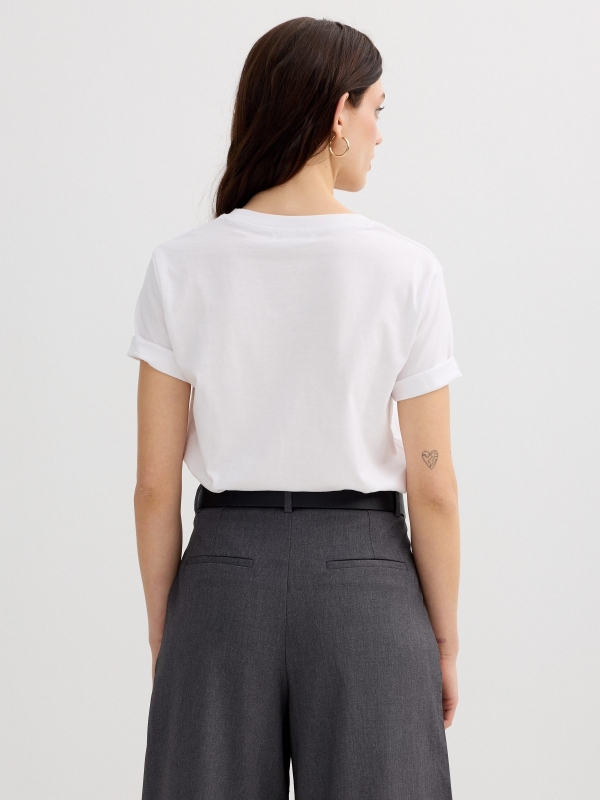 Camiseta estampa café e chá branco vista meia traseira