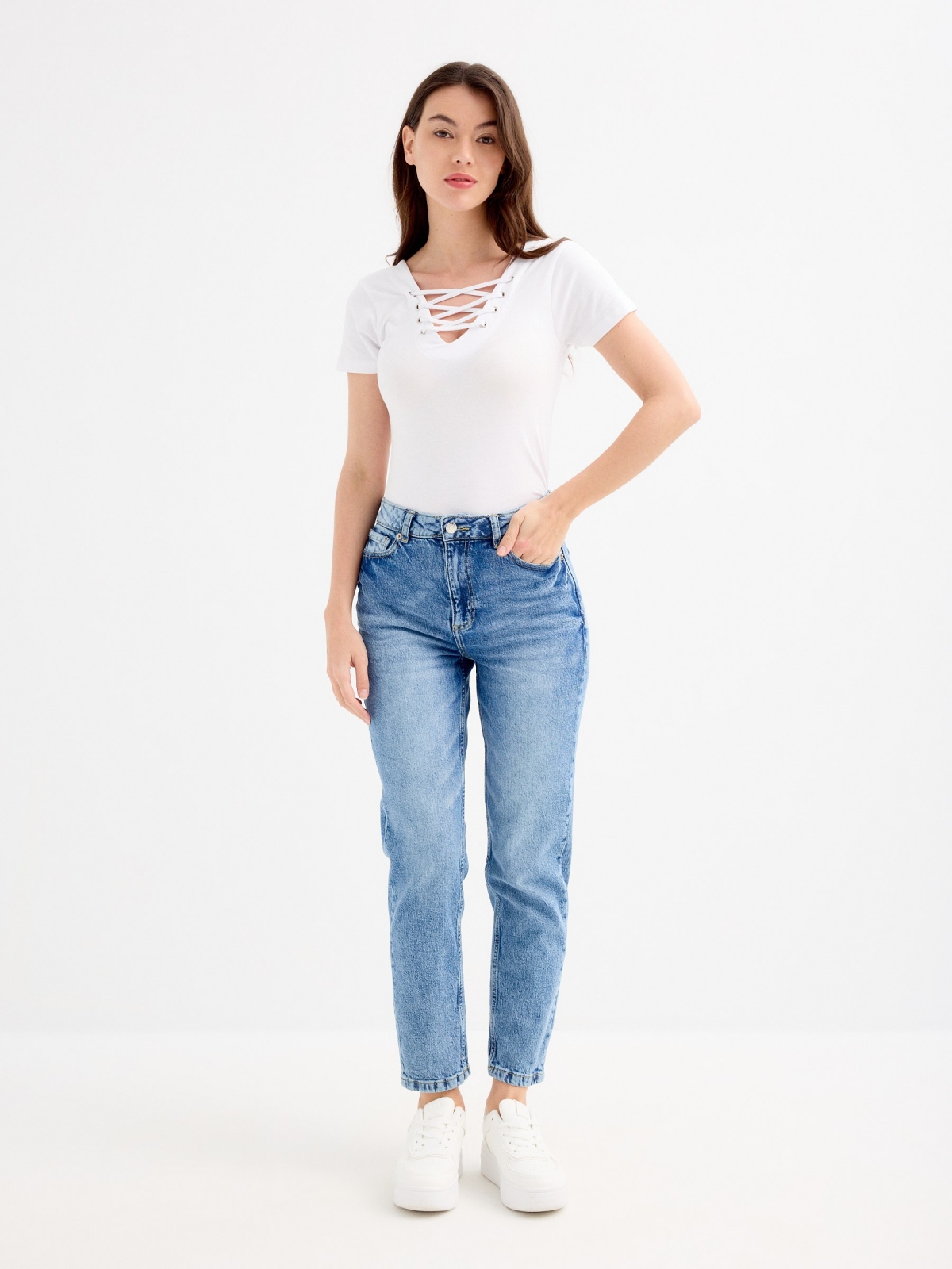 Camiseta preta alças decote branco vista geral frontal