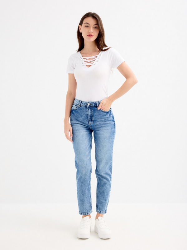 Camiseta preta alças decote branco vista geral frontal