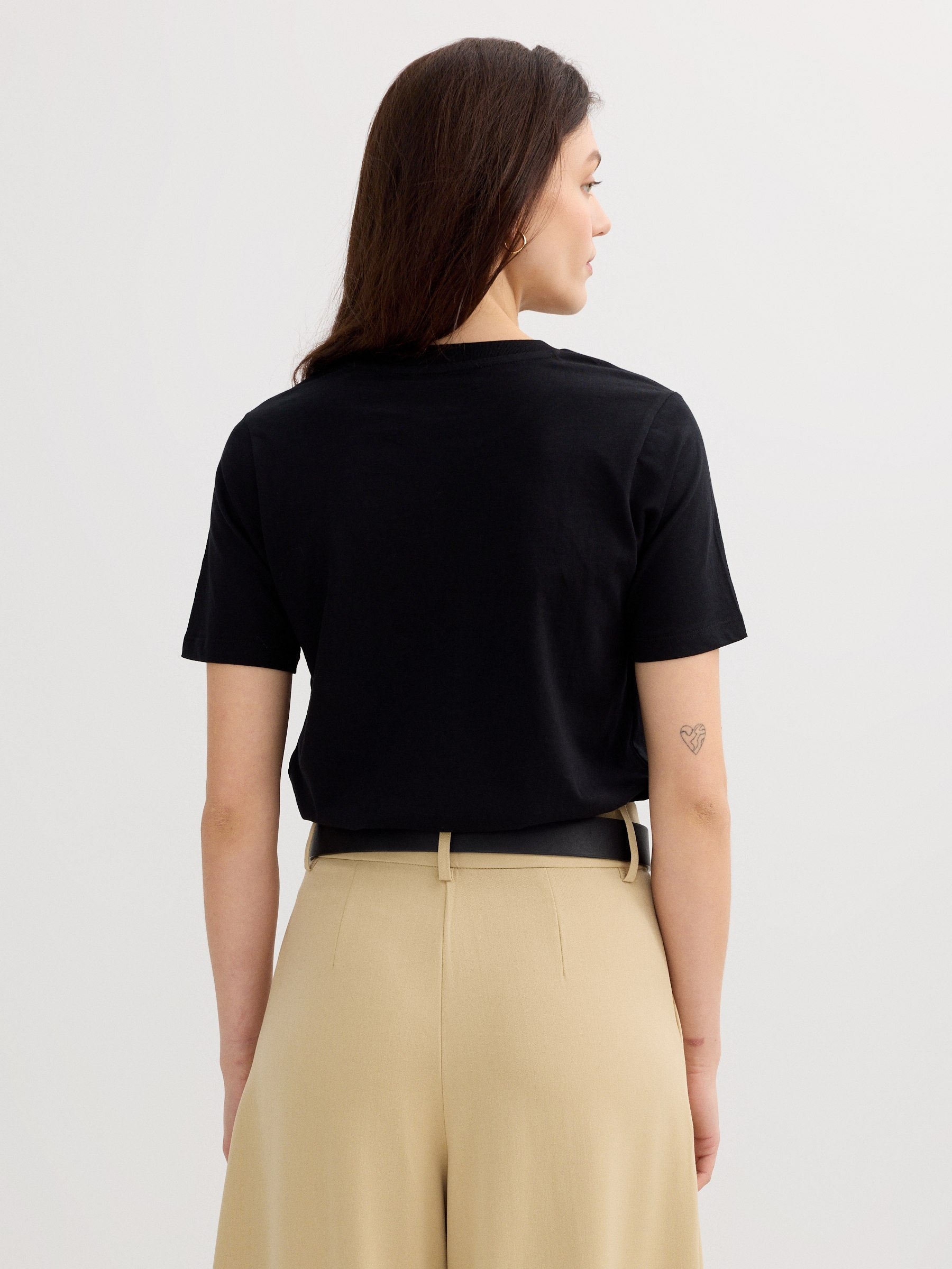 Floral cotton t-shirt black middle front view