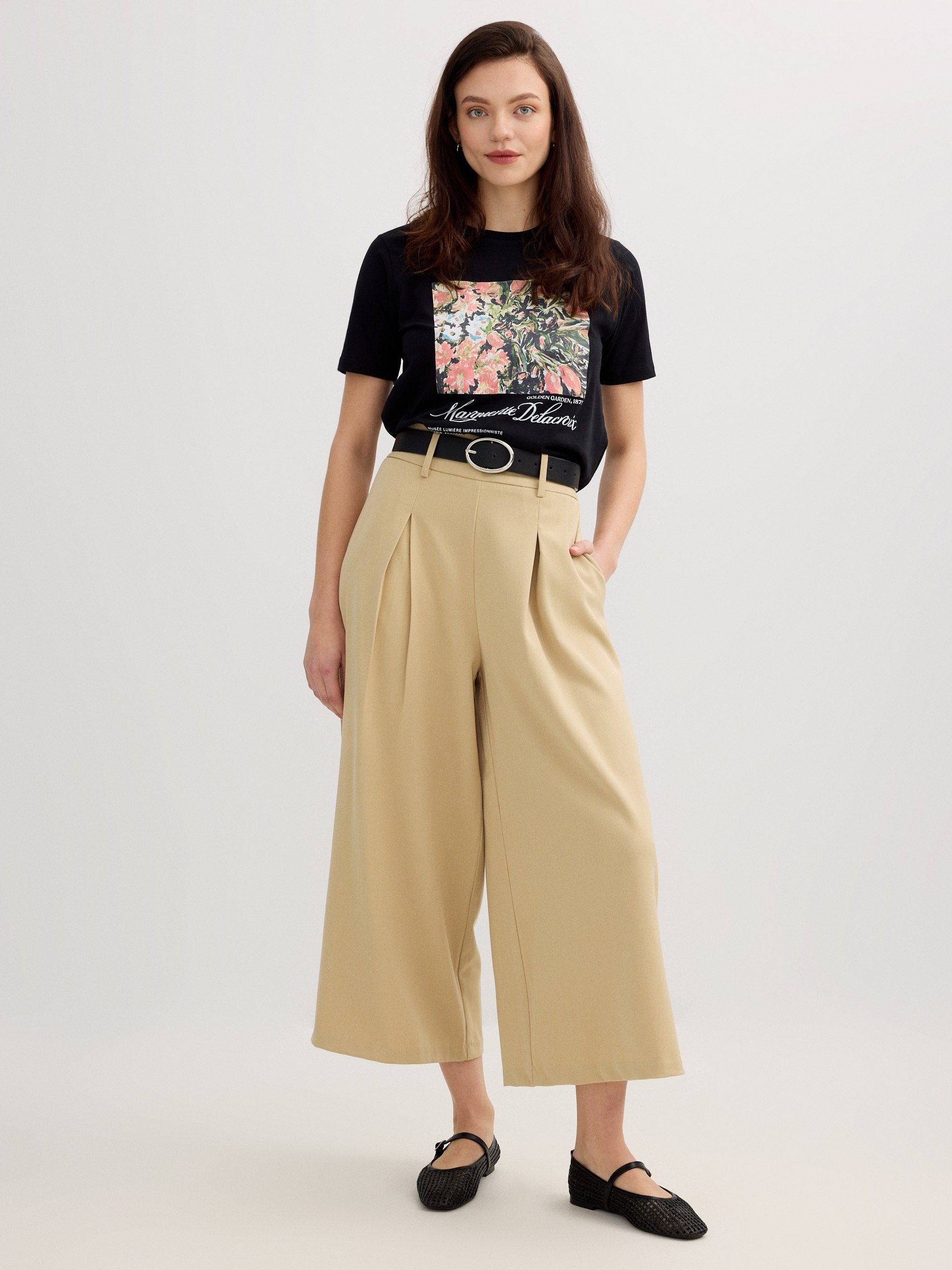 Floral cotton t-shirt black middle front view