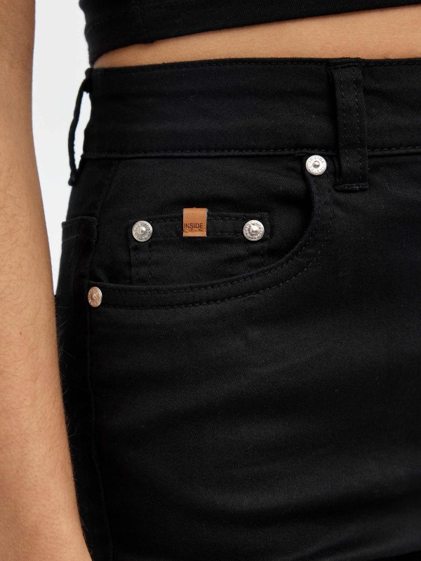 High-waisted slim Bermuda black detail view