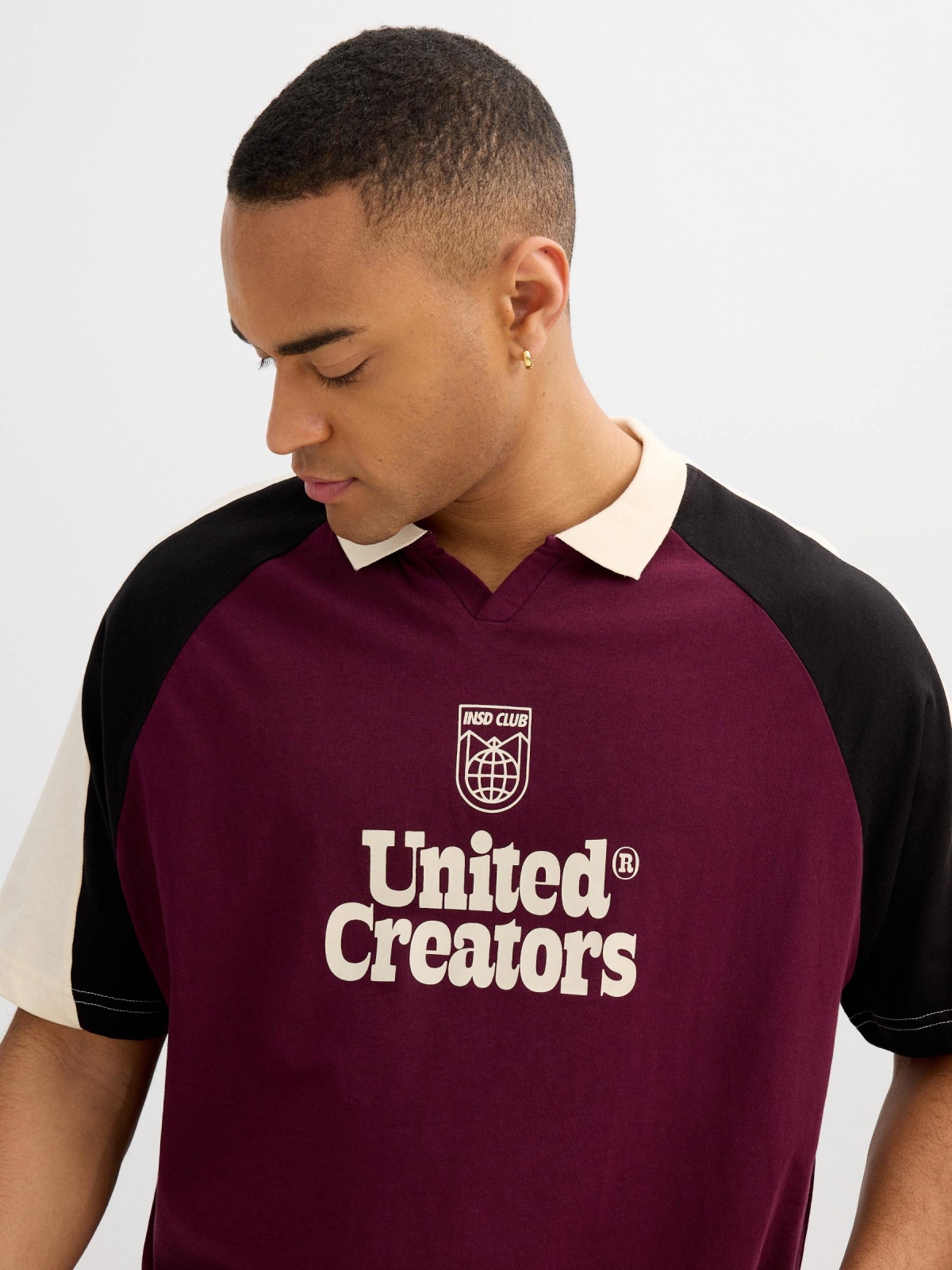 Polo estampado United Creators granate oscuro vista detalle