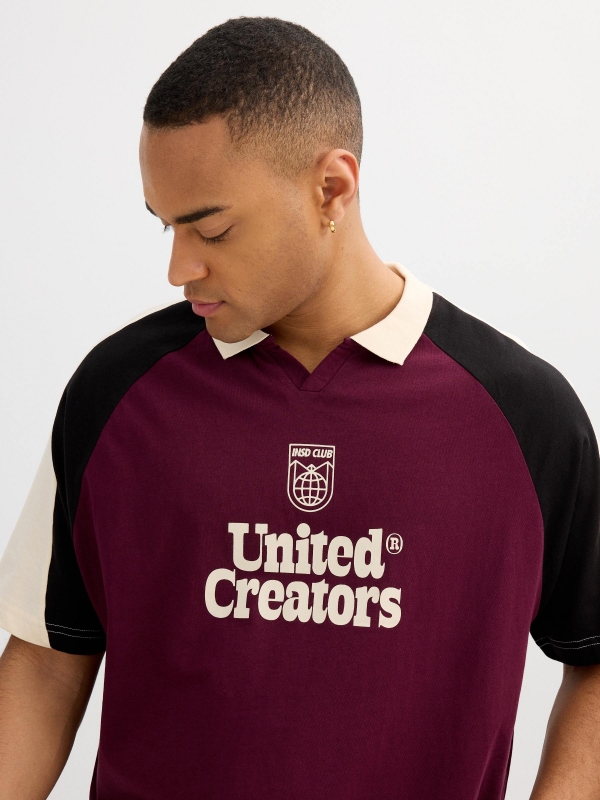 Polo estampado United Creators granate oscuro vista detalle