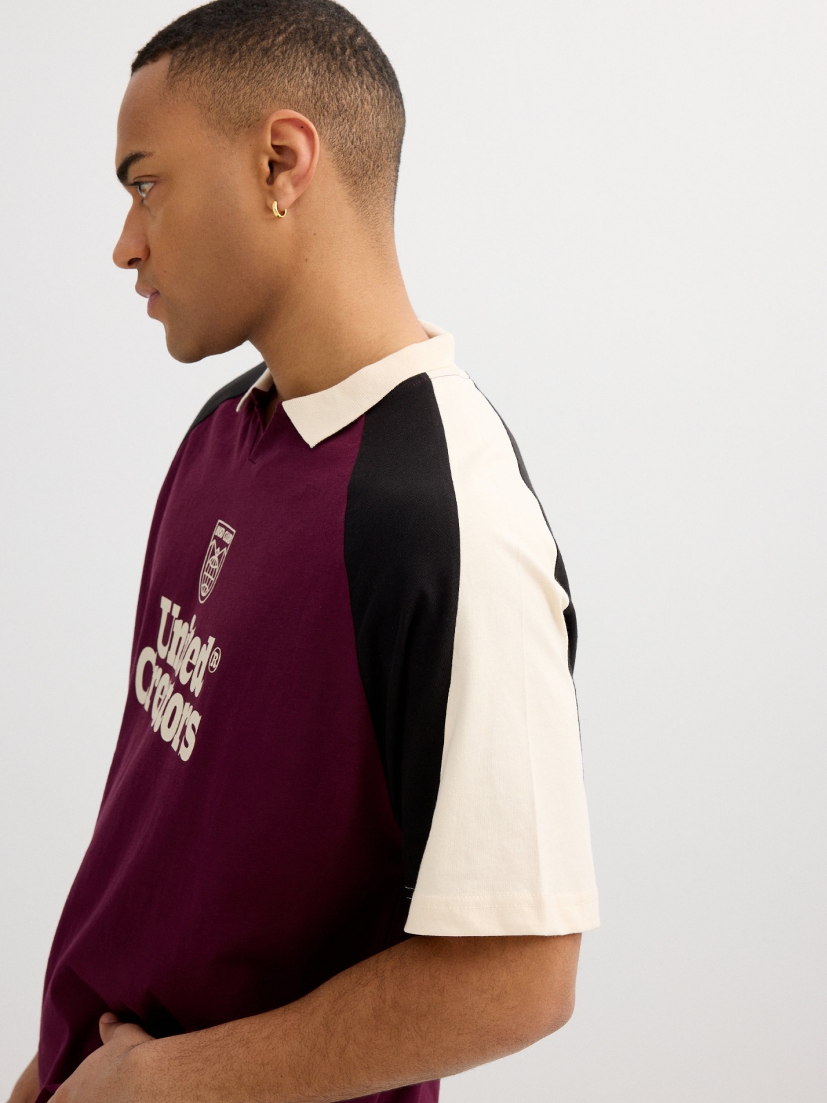 Polo estampado United Creators granate oscuro vista detalle