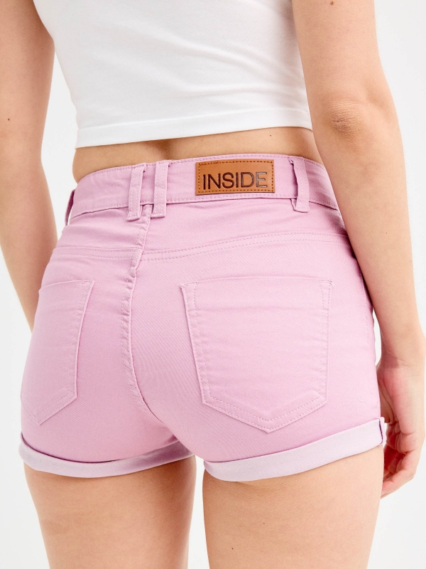 Shorts sarga tiro medio malva vista detalle