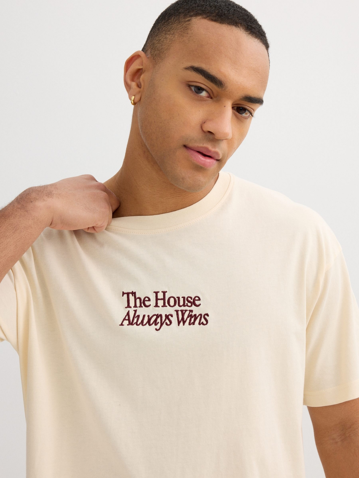 Camiseta mensagem algodão off white vista detalhe