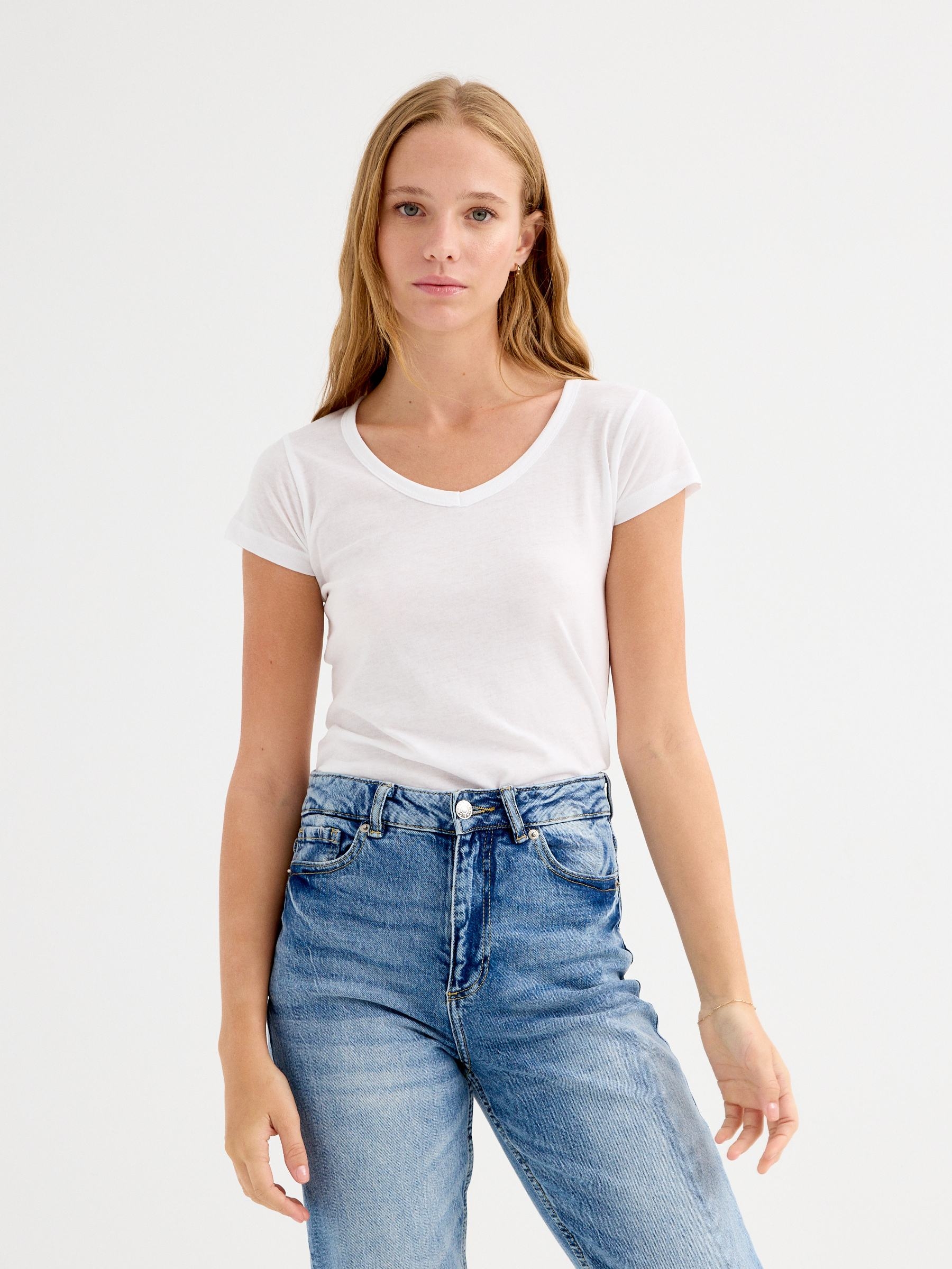 Camiseta básica preta decote em V branco vista meia frontal