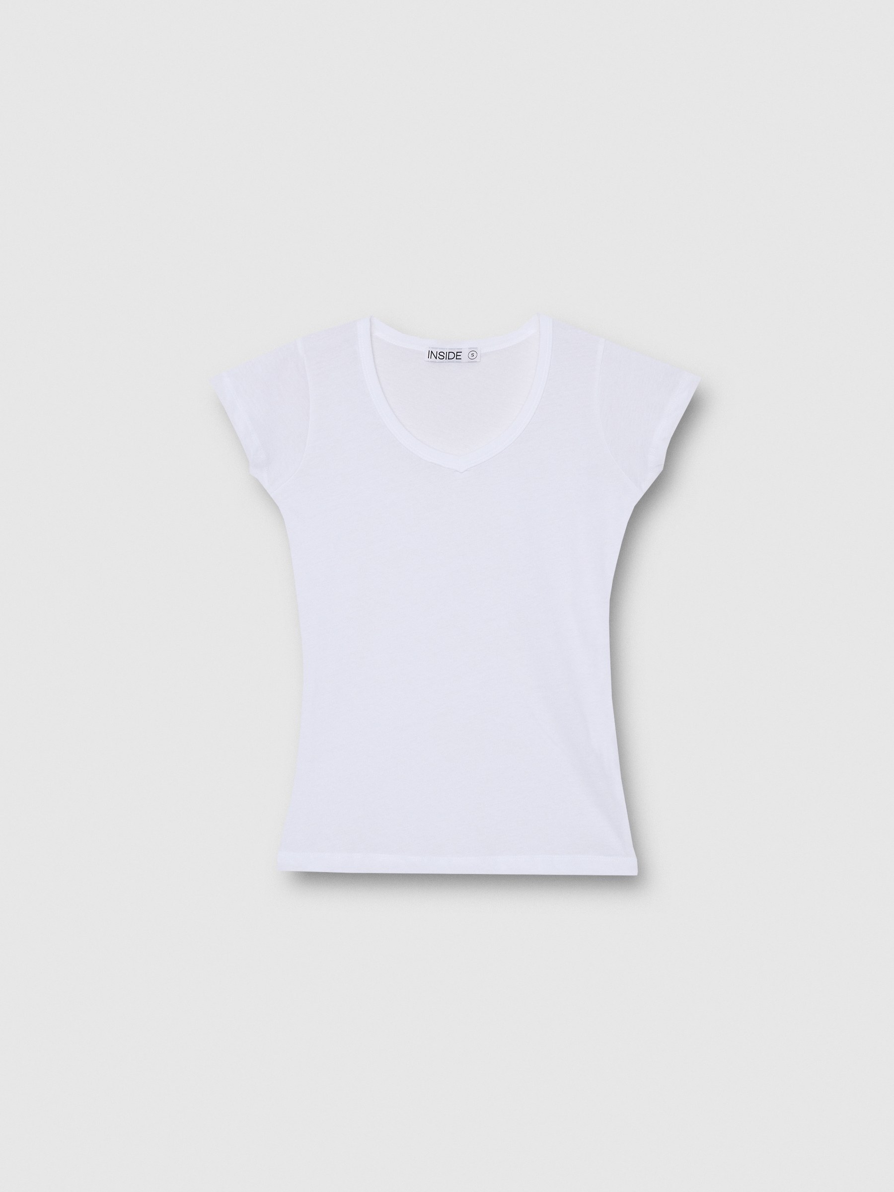 Camiseta básica negra cuello pico blanco vista media frontal