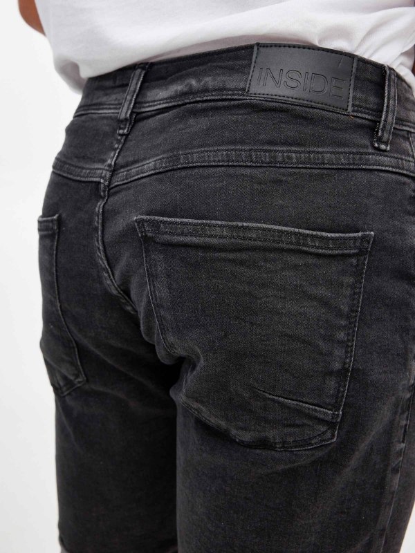 Basic skinny denim Bermuda black detail view