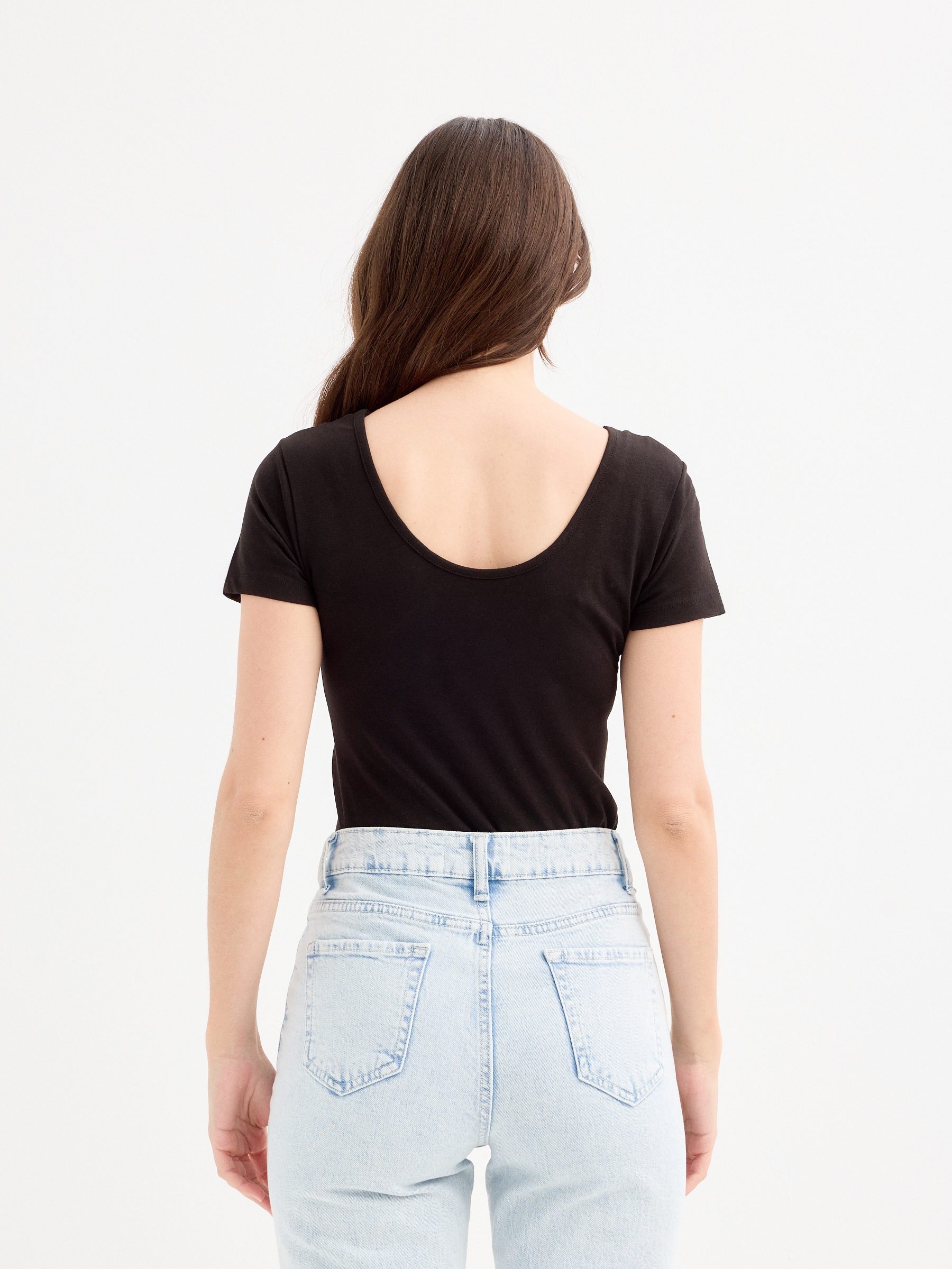 Camiseta negra tiras escote negro vista media frontal