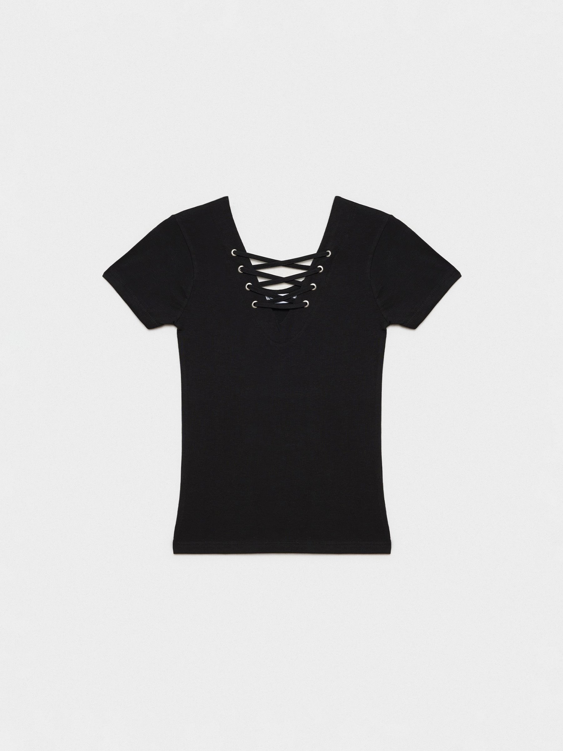 Camiseta preta alças decote preto vista meia frontal