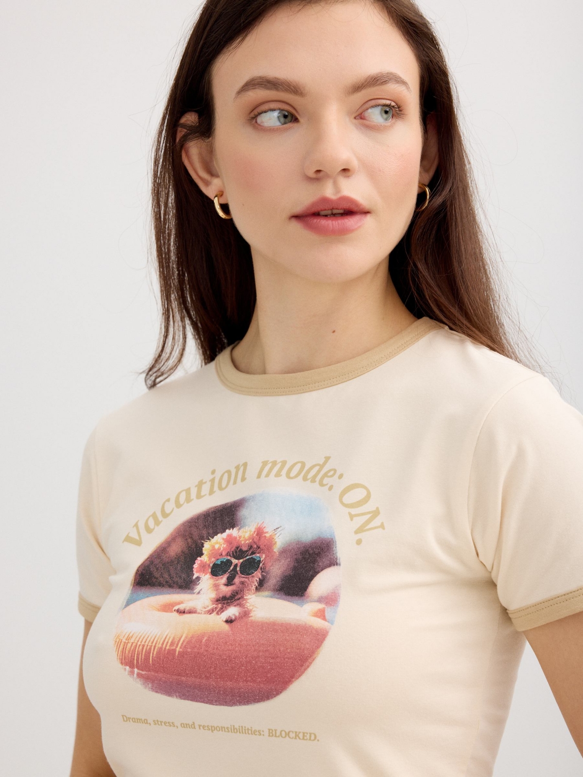 Camiseta Vacation contraste off white vista detalhe