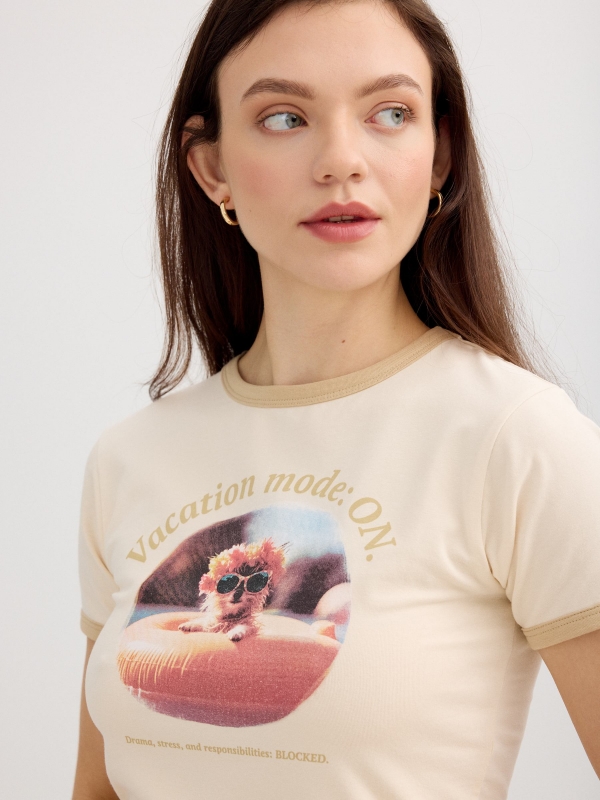 Camiseta Vacation contraste off white vista detalhe