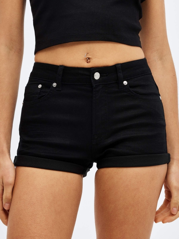 Shorts sarga tiro medio negro vista detalle