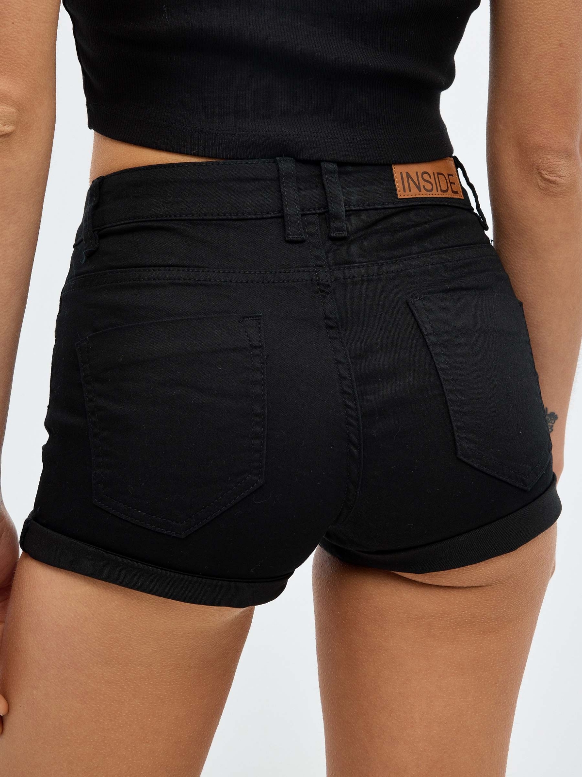 Mid-rise sarga shorts black detail view