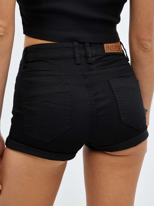 Mid-rise sarga shorts black detail view