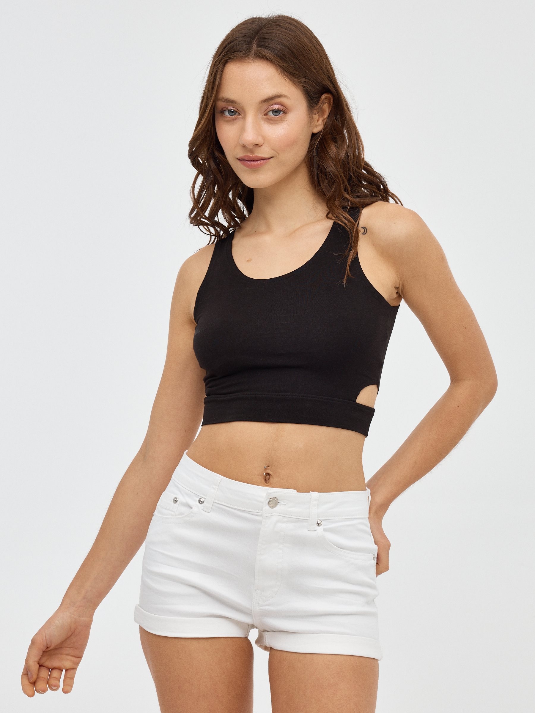 Shorts sarja tiro médio branco vista meia frontal