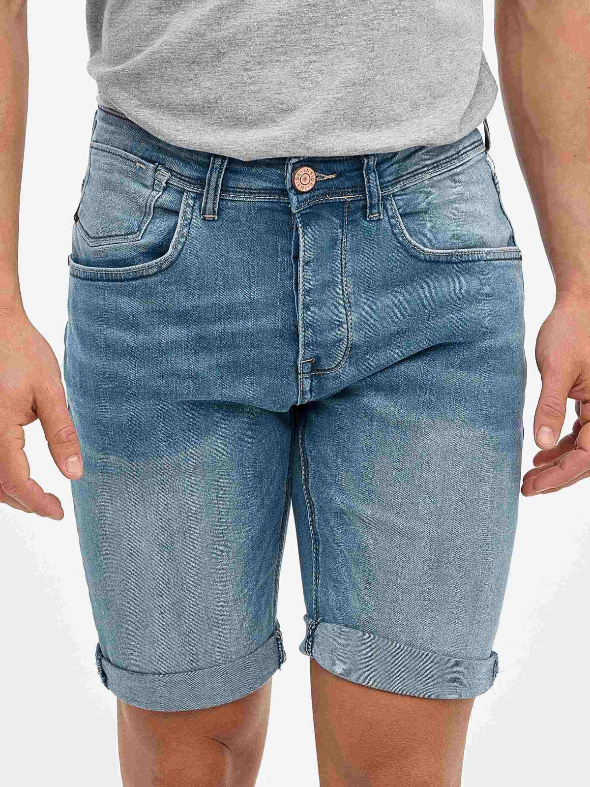 Bermuda jeans efeito lavado azul vista detalhe frontal
