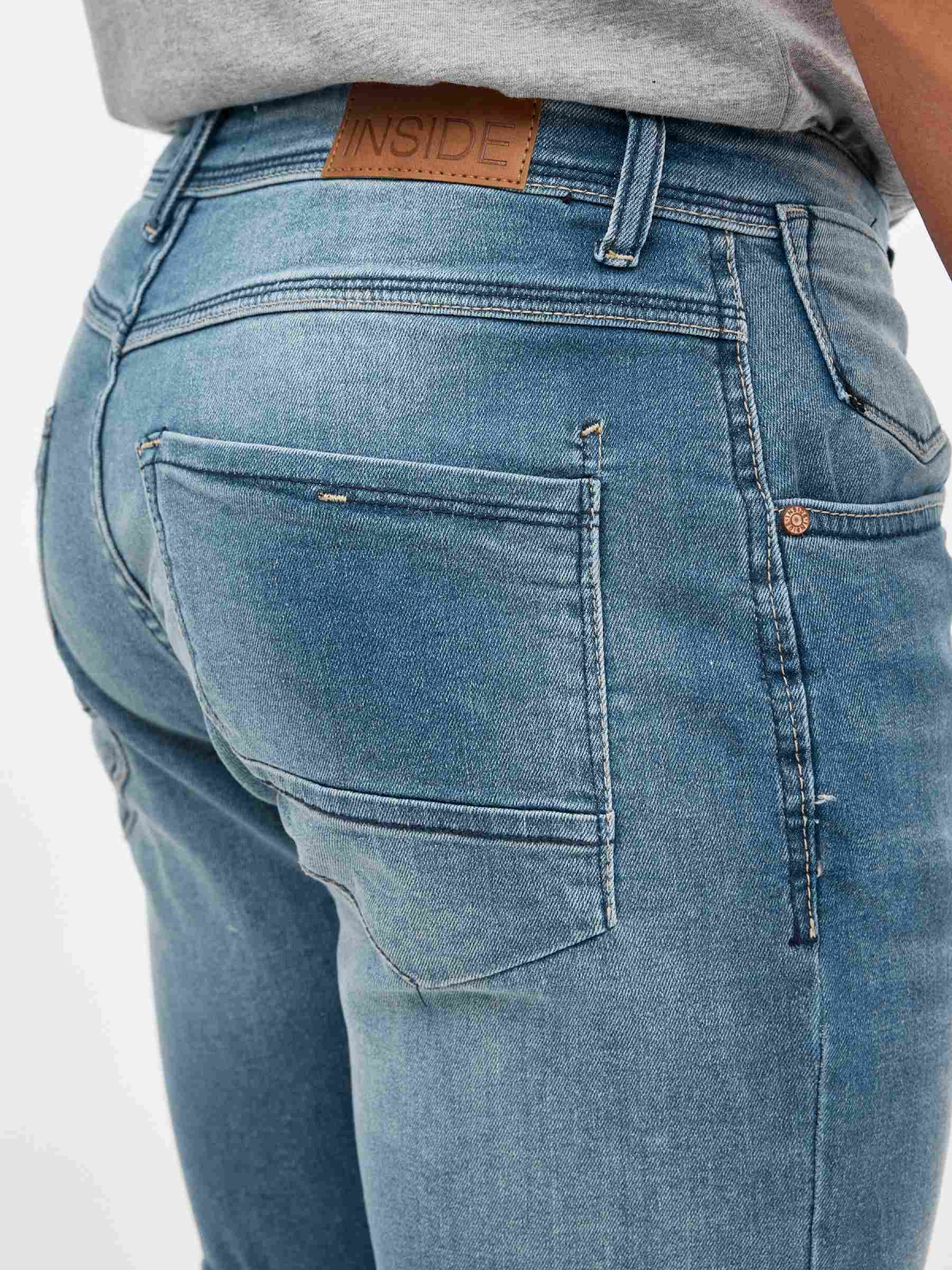 Bermuda jeans efeito lavado azul vista detalhe