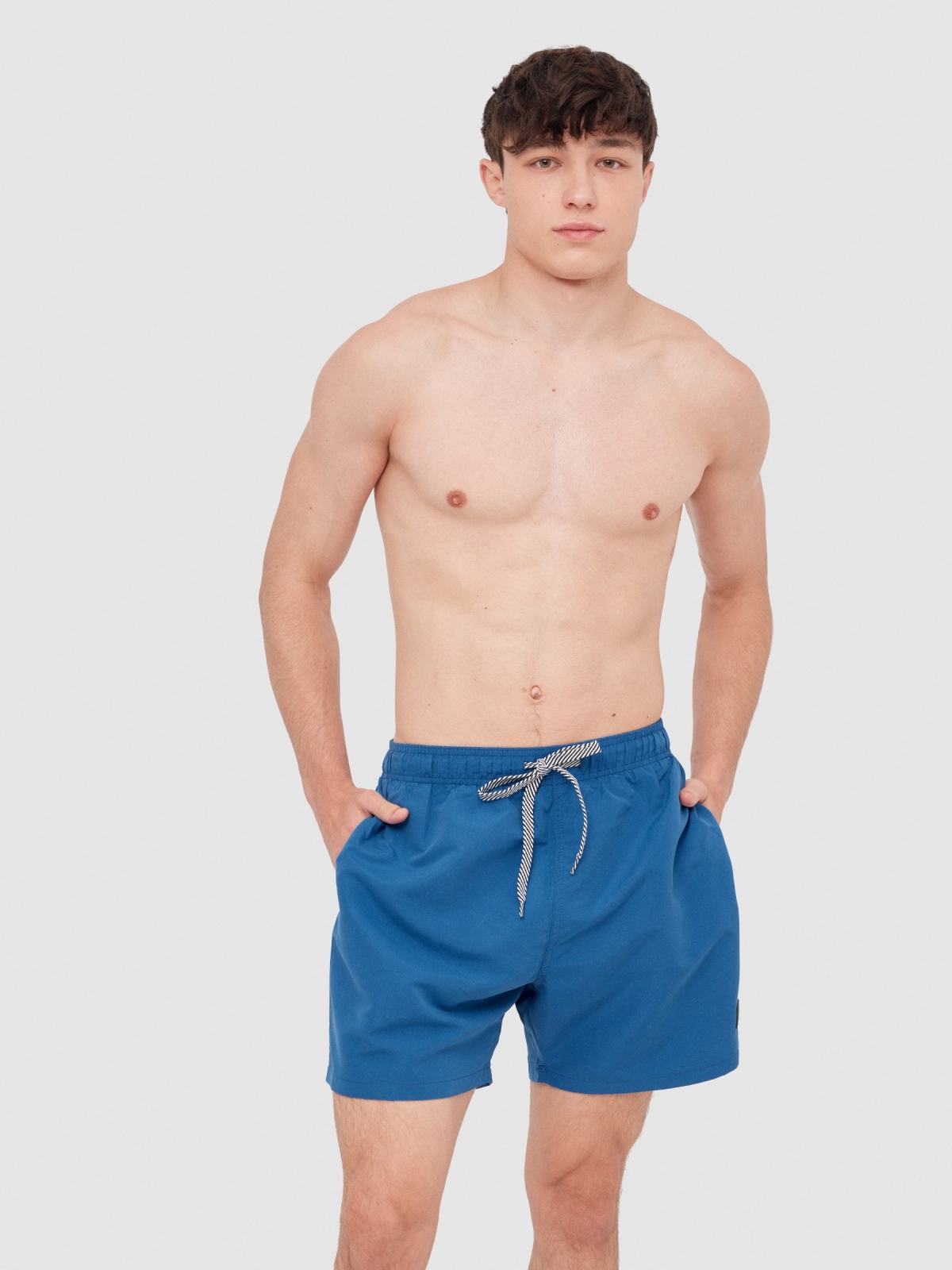 Maiô básico com bolsos azul eléctrico vista meia frontal