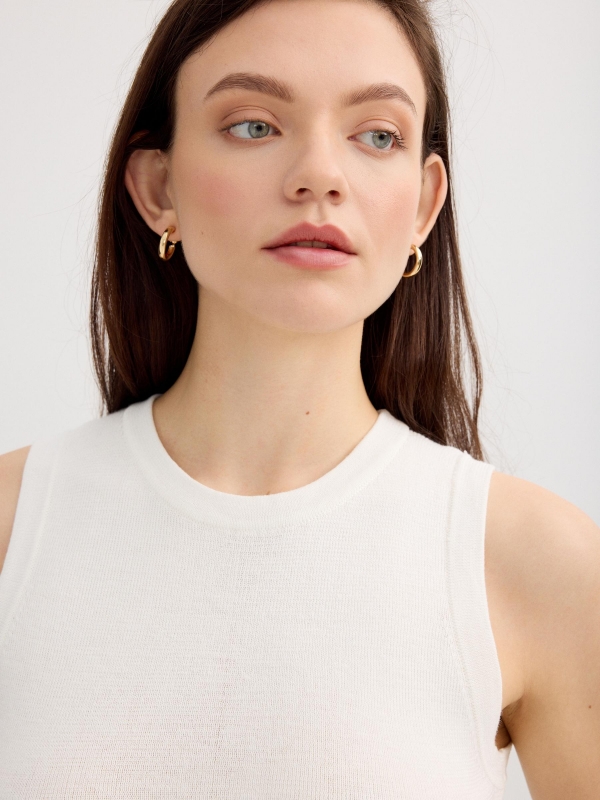 Basic sleeveless knitted jersey off white detail view